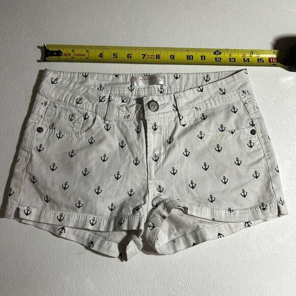 No Boundaries White Anchor Print Shorts | Size 9 - Picture 6 of 6